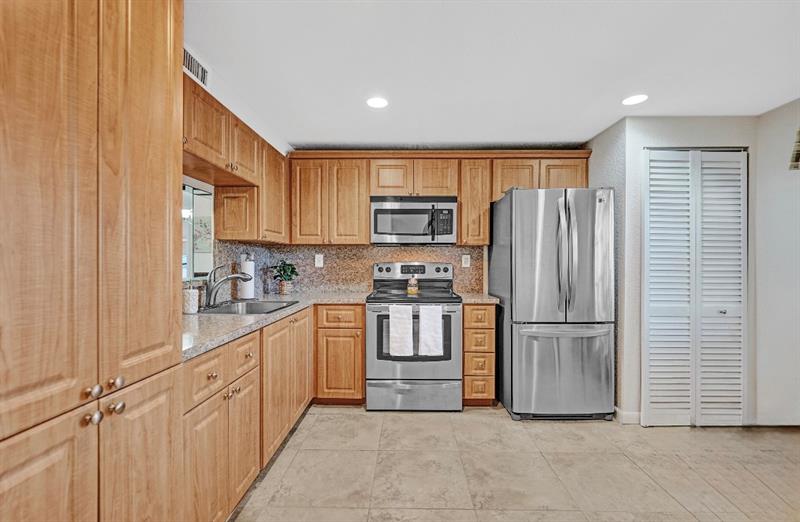Image 4 of 29 For 900 Colony Point Cir  221