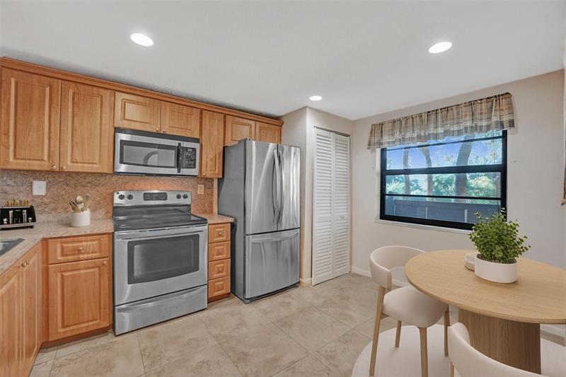 Image 5 of 29 For 900 Colony Point Cir  221