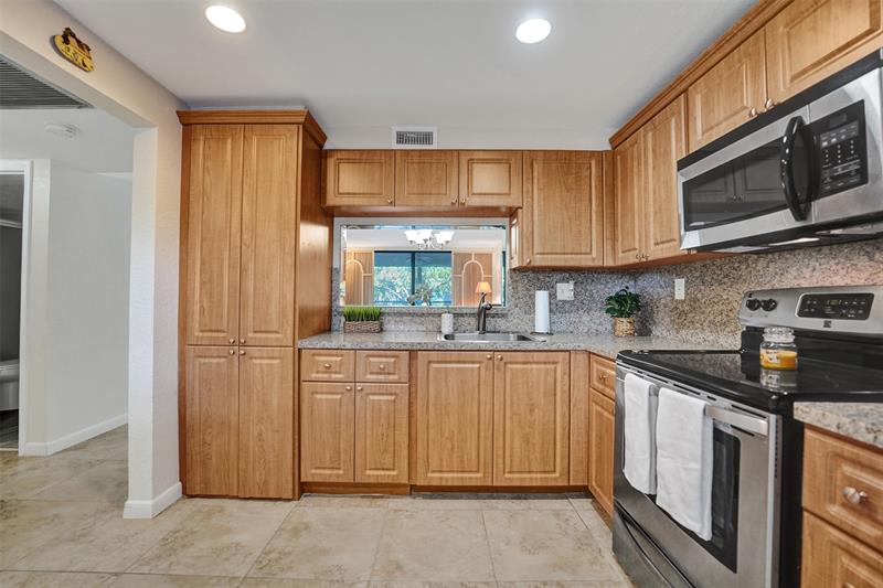 Image 6 of 29 For 900 Colony Point Cir  221