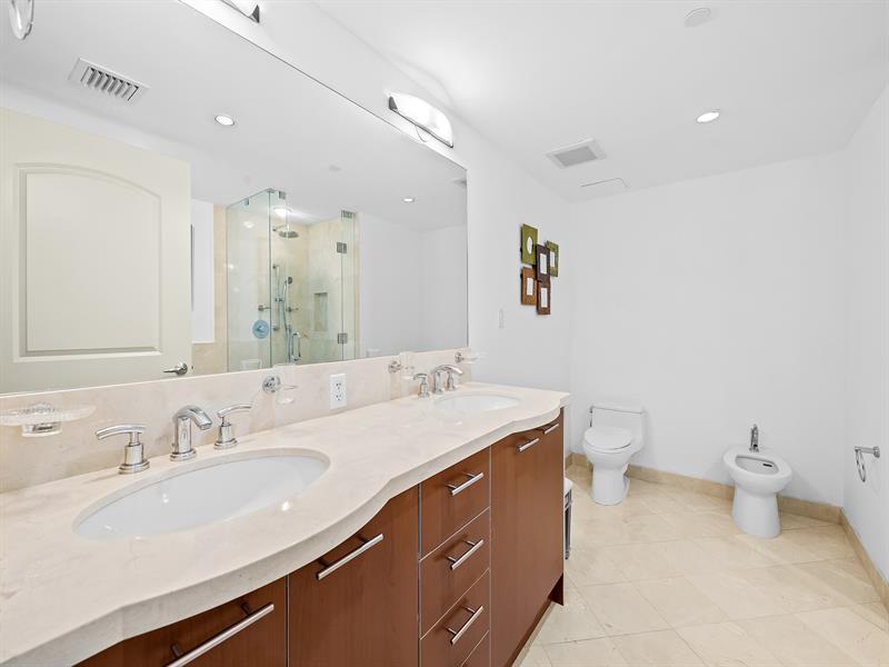 Image 15 of 34 For 1200 Holiday Dr  208