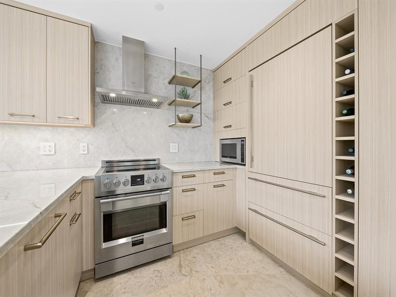 Image 4 of 34 For 1200 Holiday Dr  208