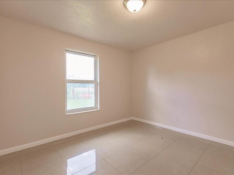 Image 7 of 20 For 5201 17th Ct  A