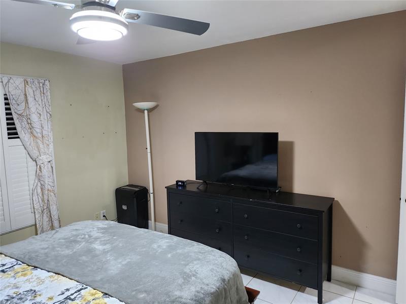 Image 19 of 31 For 2368 17th Dr