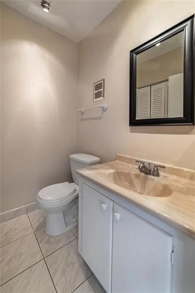 Image 21 of 26 For 2424 9th St  310