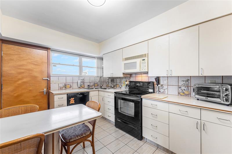 Image 19 of 65 For 1900 Ocean Dr  812