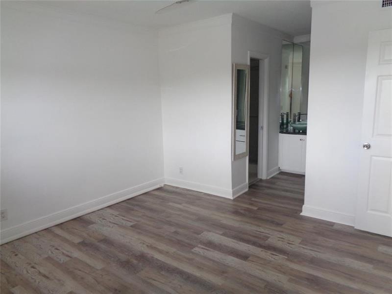 Image 13 of 18 For 4200 Crystal Lake Dr  313