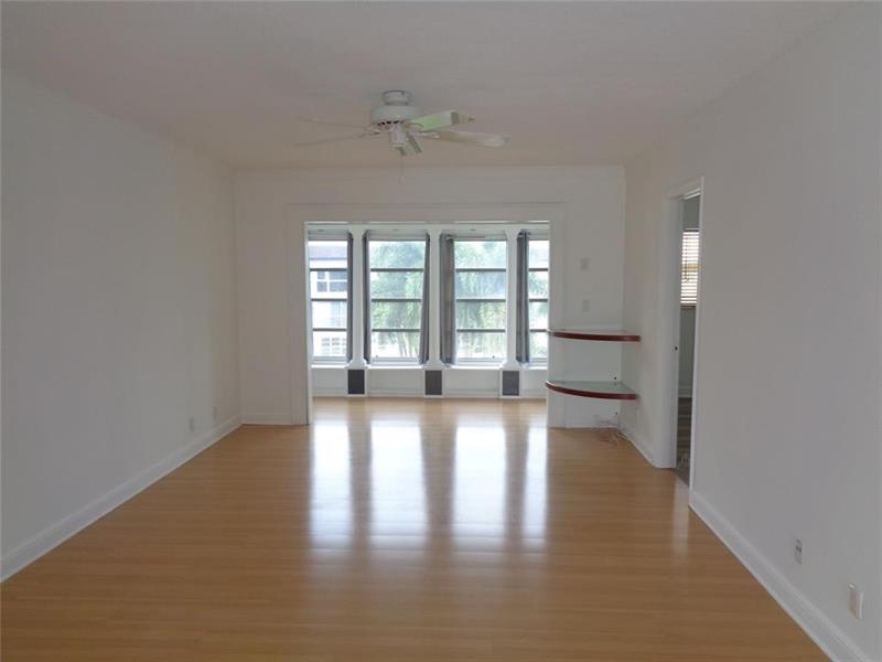 Image 4 of 18 For 4200 Crystal Lake Dr  313