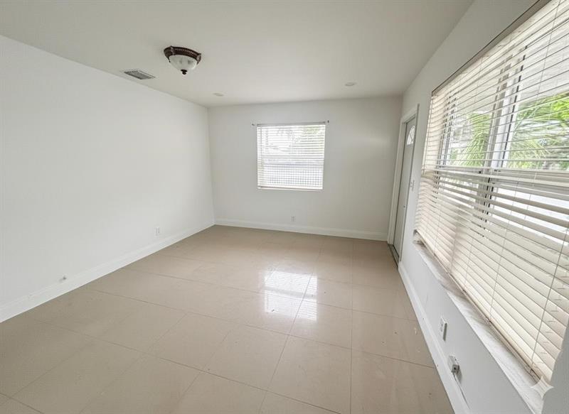 Image 4 of 8 For 749 5th Ct  