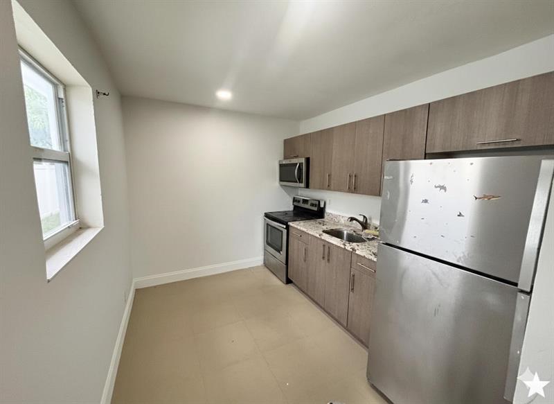 Image 6 of 8 For 749 5th Ct  