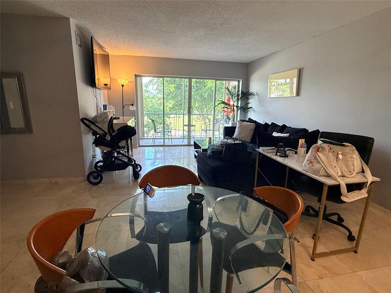 Image 5 of 12 For 505 Spencer Dr  210