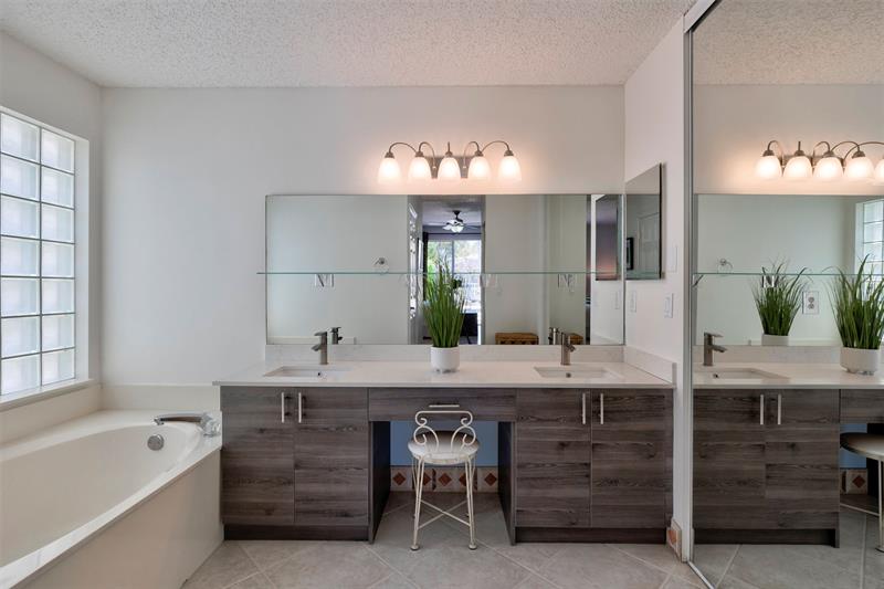 Image 17 of 52 For 11433 49th Drive