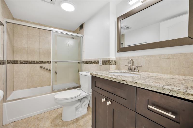 Image 18 of 21 For 720 Bayshore Dr  304