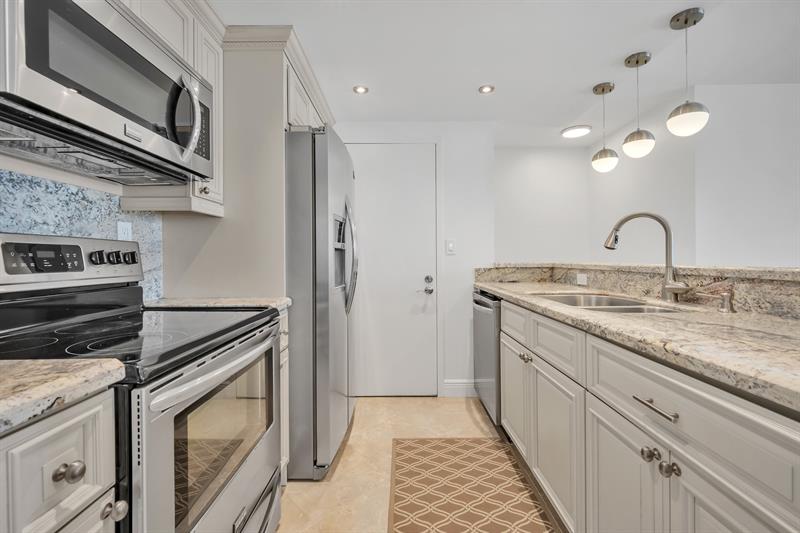 Image 5 of 21 For 720 Bayshore Dr  304