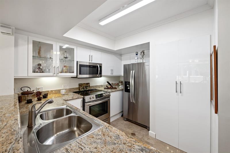 Image 10 of 43 For 2011 Ocean Blvd  206