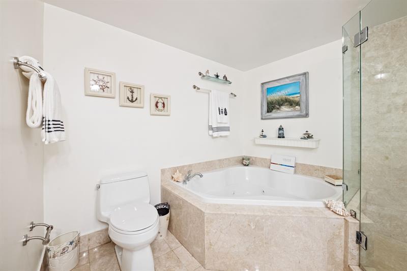 Image 18 of 43 For 2011 Ocean Blvd  206