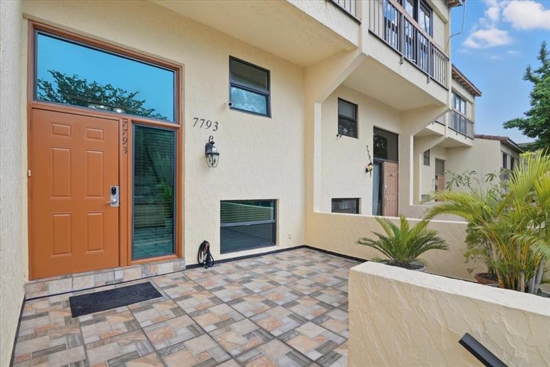 Image 5 of 50 For 7793 Grande St  7793