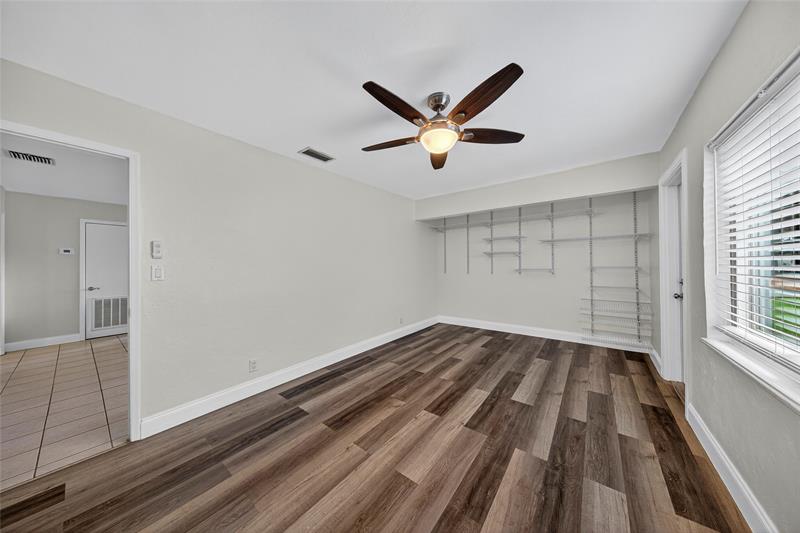 Image 11 of 19 For 5272 4th Ter