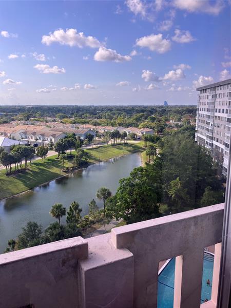 Image 11 of 14 For 4001 Hillcrest Dr  1012