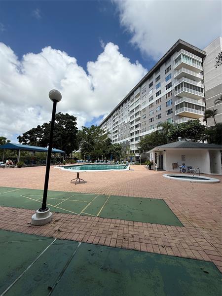 Image 14 of 14 For 4001 Hillcrest Dr  1012