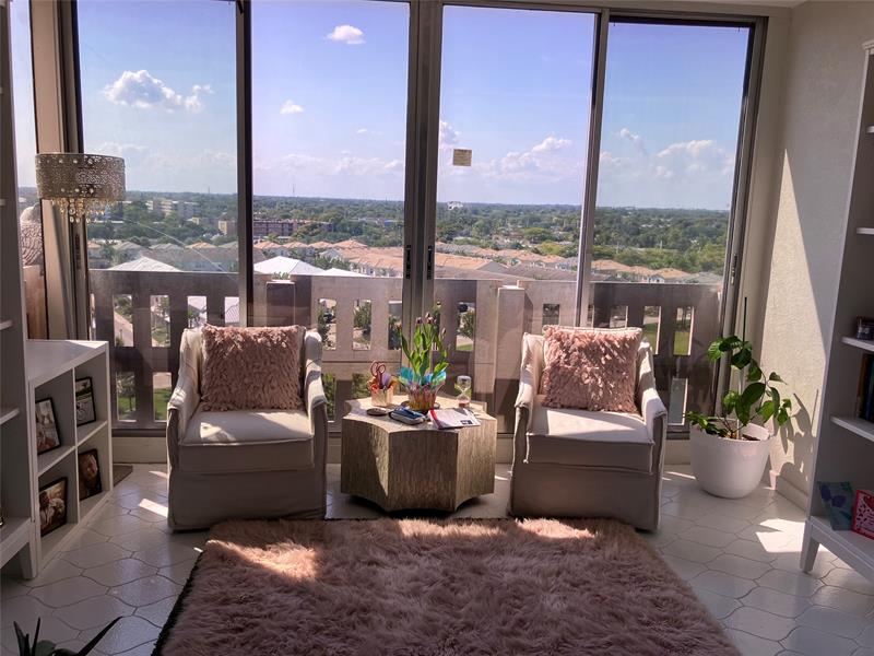 Image 7 of 14 For 4001 Hillcrest Dr  1012