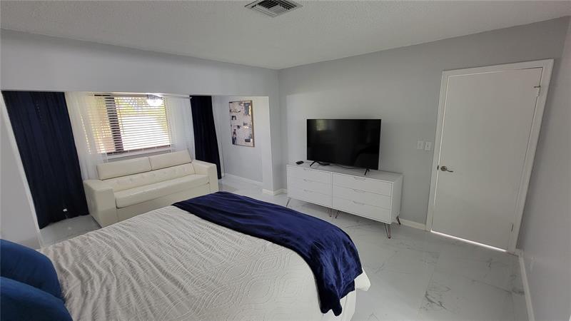 Image 8 of 25 For 1801 Presidential Way  D202