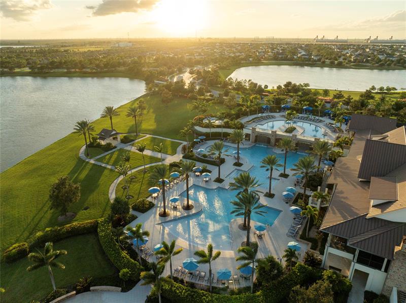 Image 16 of 85 For 624 Hookline Cir