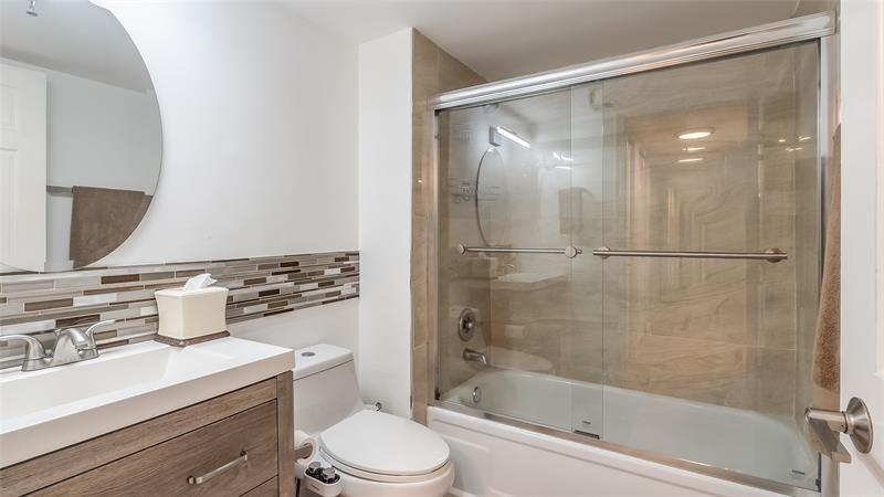 Image 16 of 34 For 4550 18th Ave  604