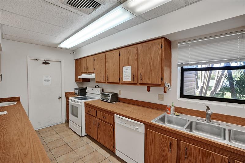 Image 31 of 34 For 4550 18th Ave  604
