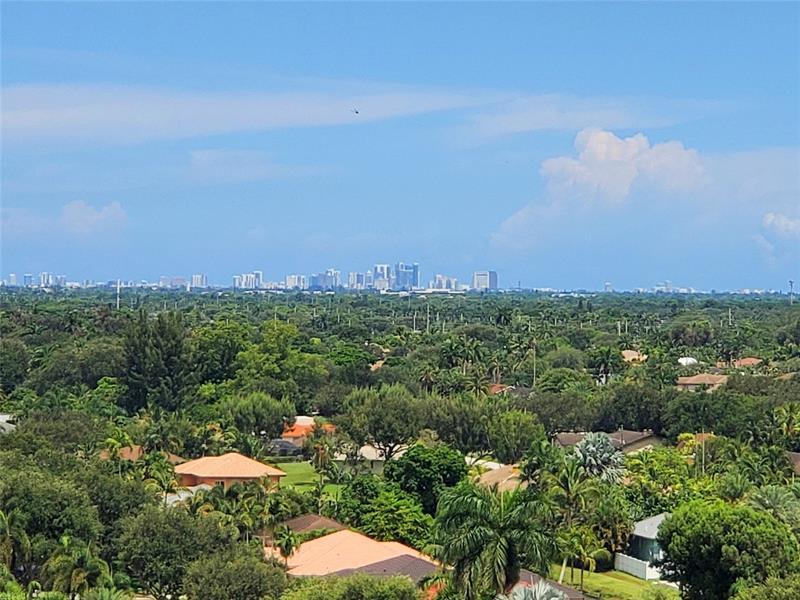 Image 36 of 53 For 2641 Flamingo Rd  1105n