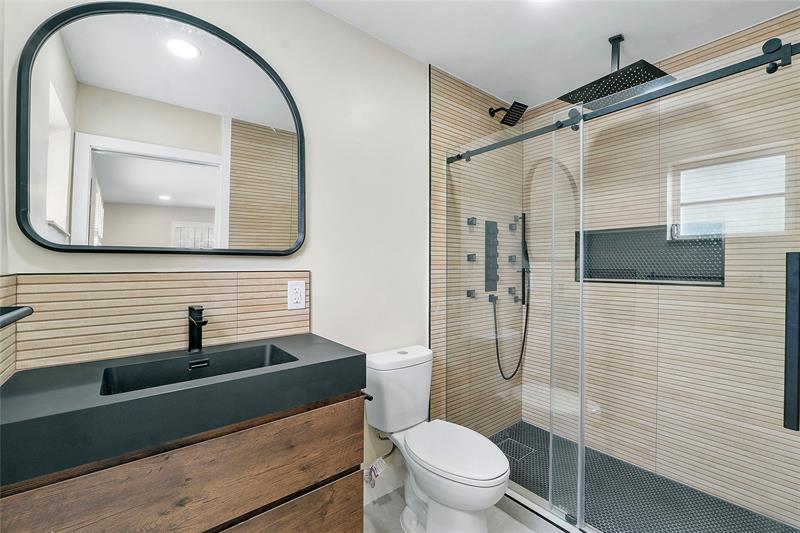 Image 12 of 58 For 828 Johnson St