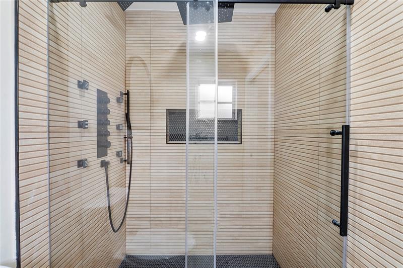 Image 13 of 58 For 828 Johnson St