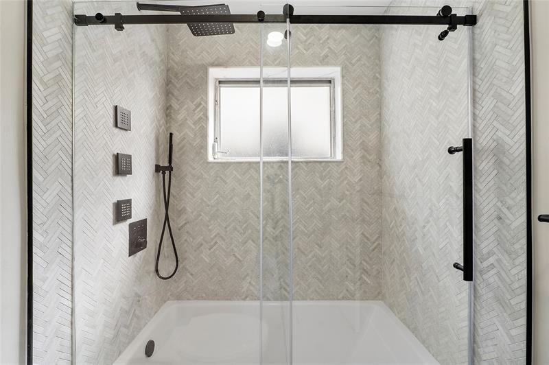 Image 20 of 58 For 828 Johnson St