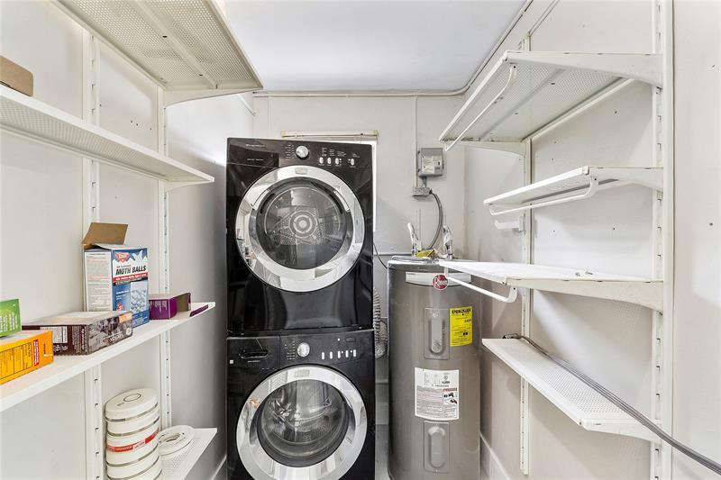 Image 21 of 58 For 828 Johnson St