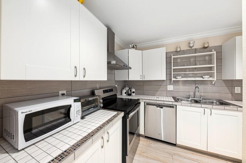 Image 16 of 20 For 13578 Via Flora  E