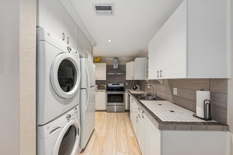 Image 17 of 20 For 13578 Via Flora  E