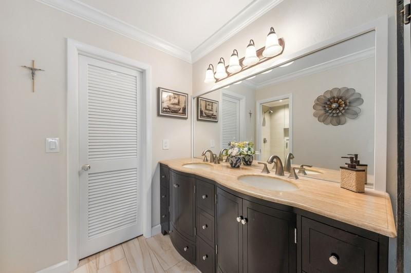 Image 8 of 20 For 13578 Via Flora  E