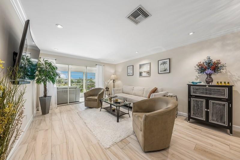 Image 9 of 20 For 13578 Via Flora  E