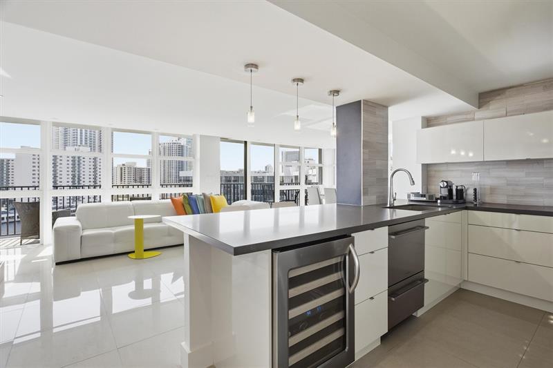 Image 17 of 57 For 1000 Parkview Dr 1030