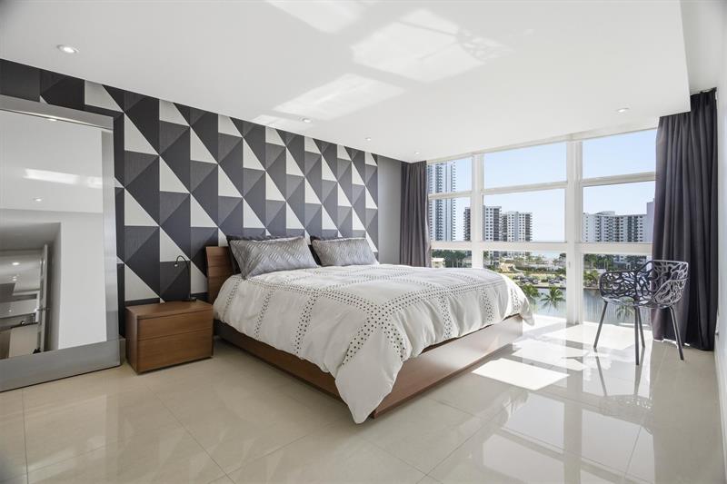 Image 23 of 57 For 1000 Parkview Dr 1030