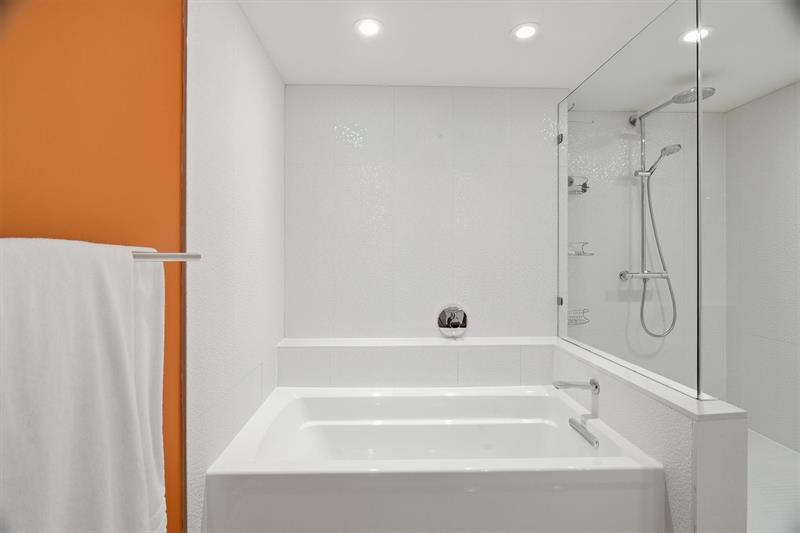 Image 28 of 57 For 1000 Parkview Dr 1030