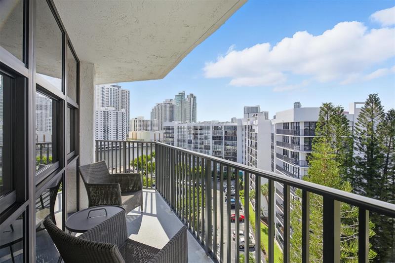 Image 7 of 57 For 1000 Parkview Dr 1030