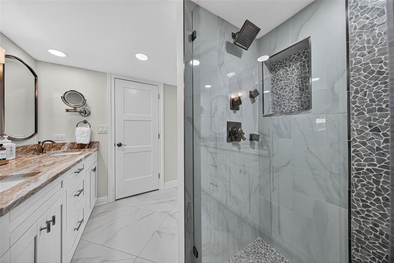 Image 20 of 35 For 3930 Inverrary Blvd  604-d