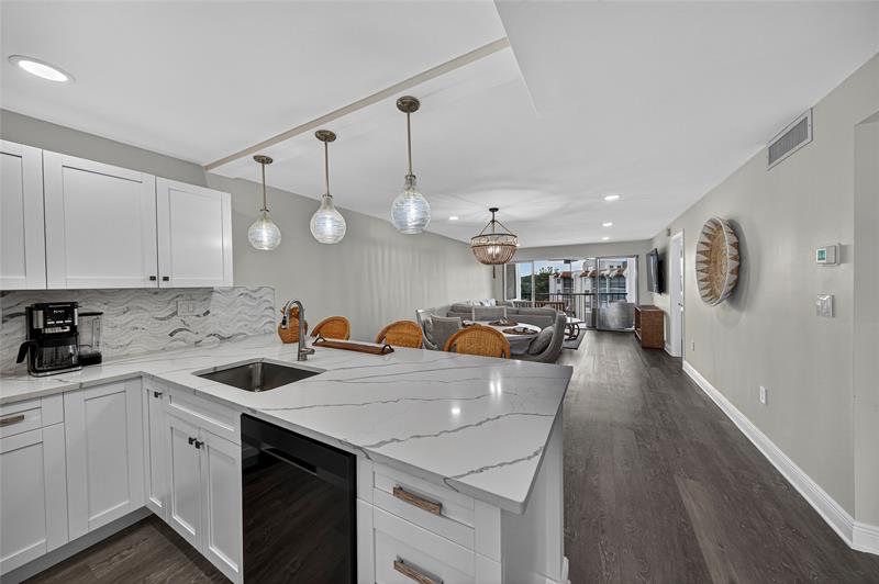 Image 8 of 35 For 3930 Inverrary Blvd  604-d