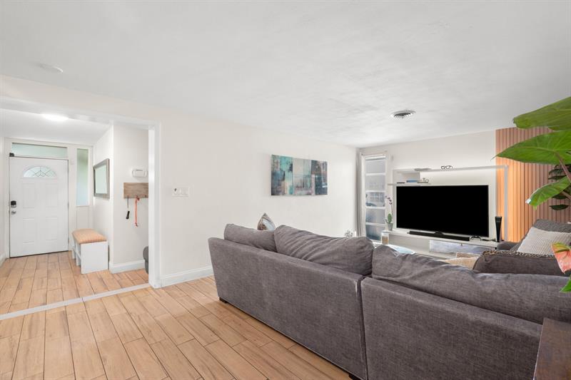 Image 7 of 27 For 500 Michigan Place