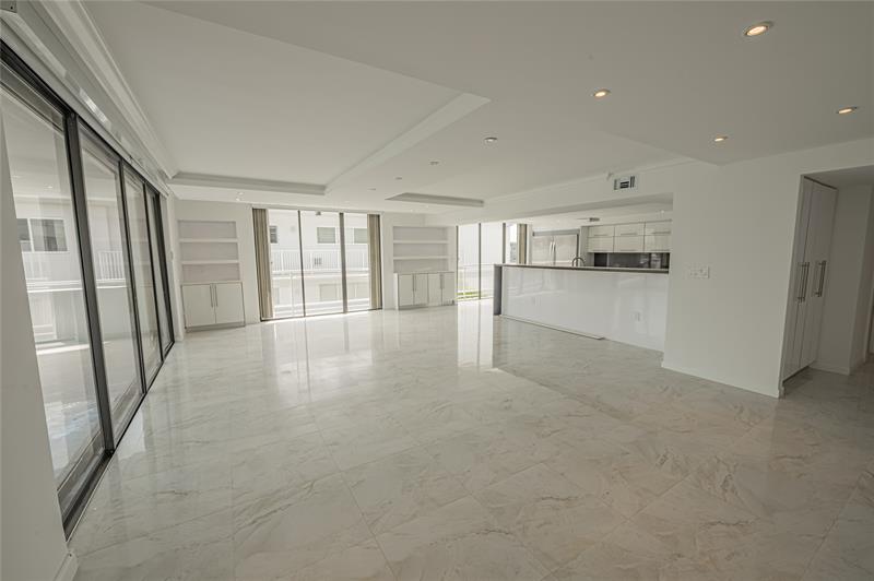 Image 14 of 53 For 468 Golden Isles Dr  402