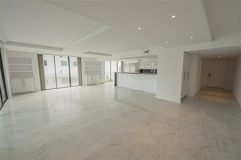 Image 15 of 53 For 468 Golden Isles Dr  402