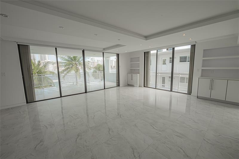 Image 18 of 53 For 468 Golden Isles Dr  402