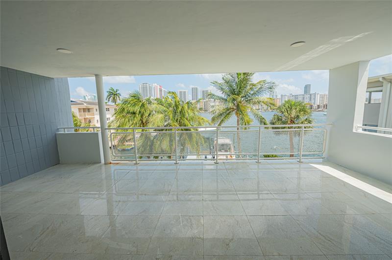 Image 19 of 53 For 468 Golden Isles Dr  402