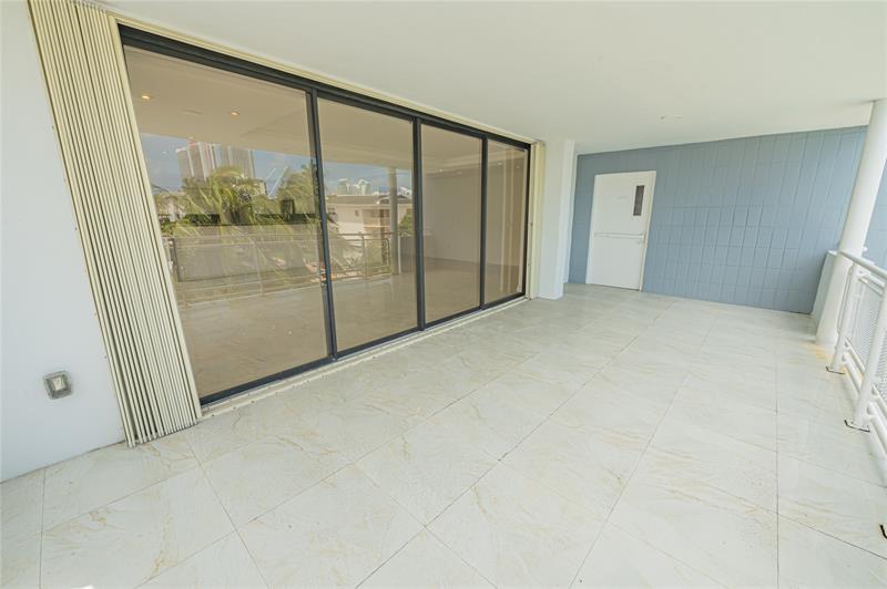 Image 20 of 53 For 468 Golden Isles Dr  402