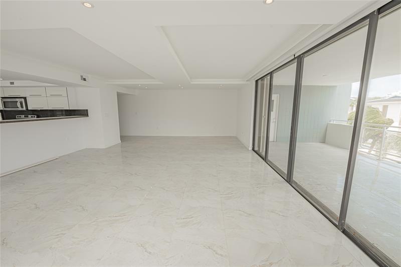 Image 21 of 53 For 468 Golden Isles Dr  402